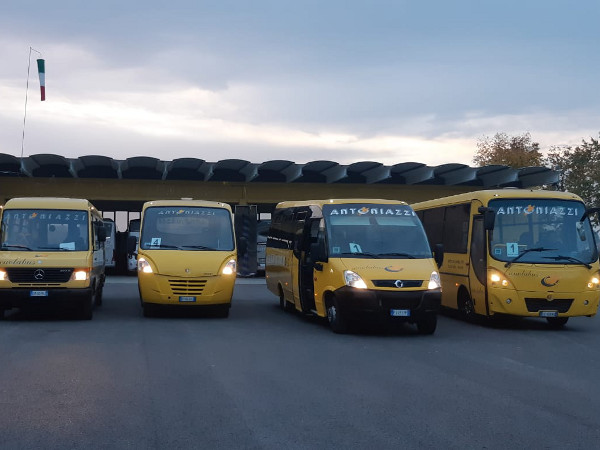 Scuolabus gialli per il trasporto studenti