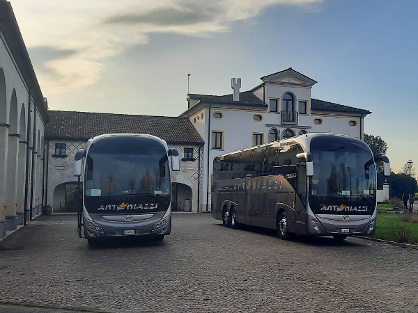 Autobus a noleggio per eventi privati e matrimoni