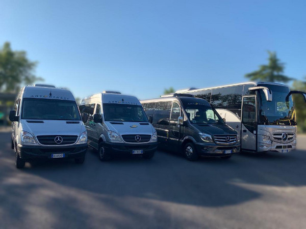 Minibus a noleggio per il trasporto di piccoli gruppi di persone