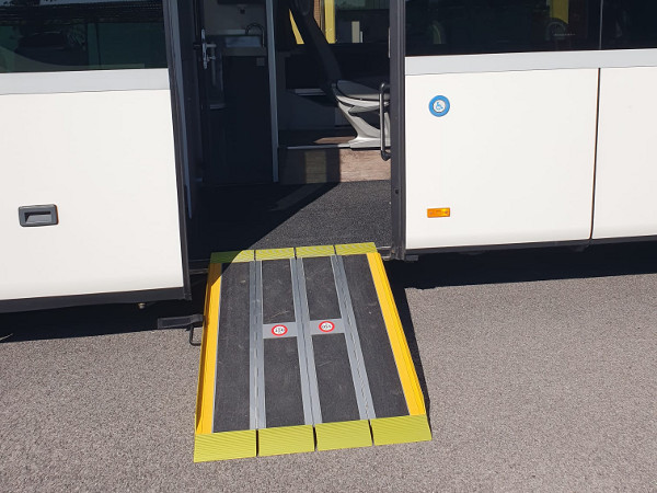 Autobus attrezzato per il trasporto di passeggeri con disabilità
